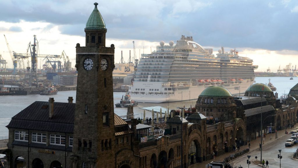 Zwei Schlepper ziehen die Regal Princess auf der Elbe in Richtung Dock 17. Foto: lenthe/touristik-foto.de