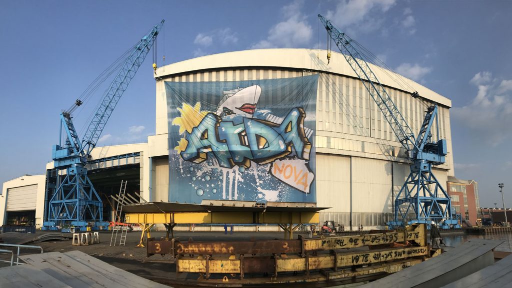 Ein großes Graffiti ist in Papenburg an der Werfthalle zu erkennen. Foto: AIDA Cruises