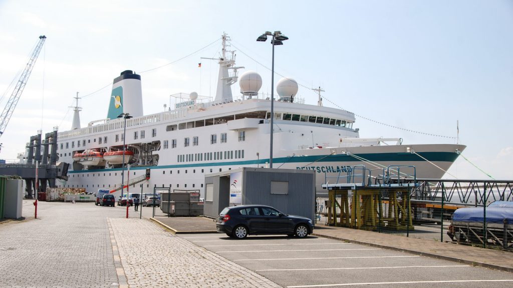 Die MS Deutschland im Hafen von Bremerhaven (Archivbild). Foto: bergeest