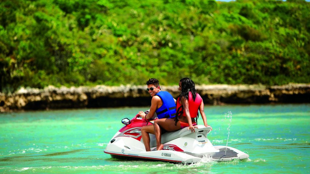 Mit dem JetSki die Insel erkunden. Foto: Norwegian Cruise Line