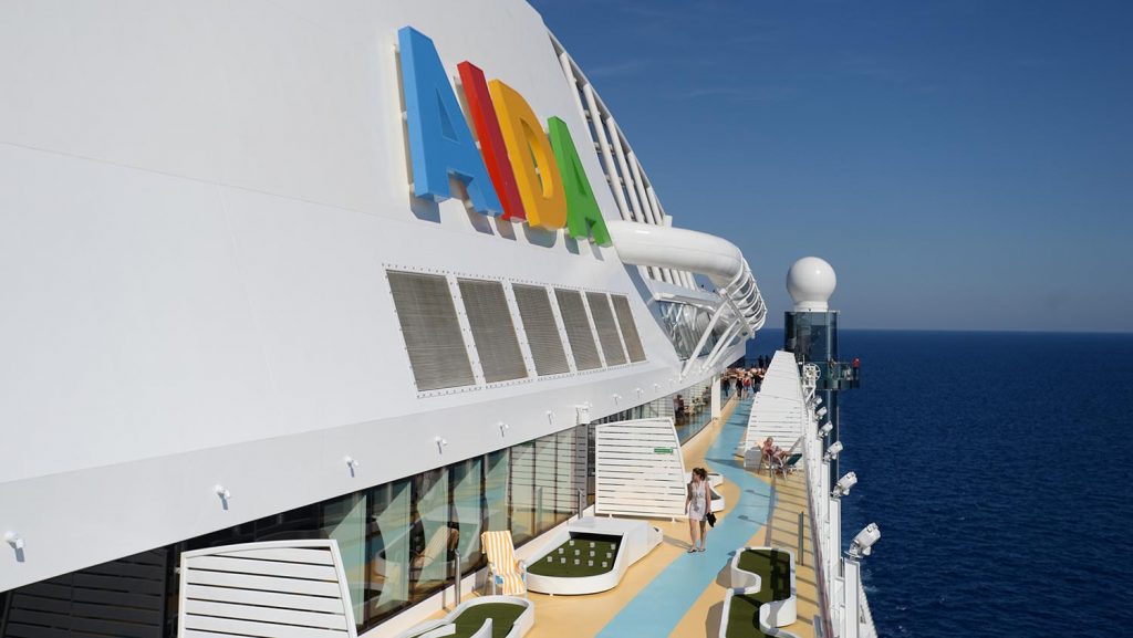 Minigolf gibt es gegen Aufpreis auch auf der AIDAperla. Foto: lenthe/touristik-foto.de