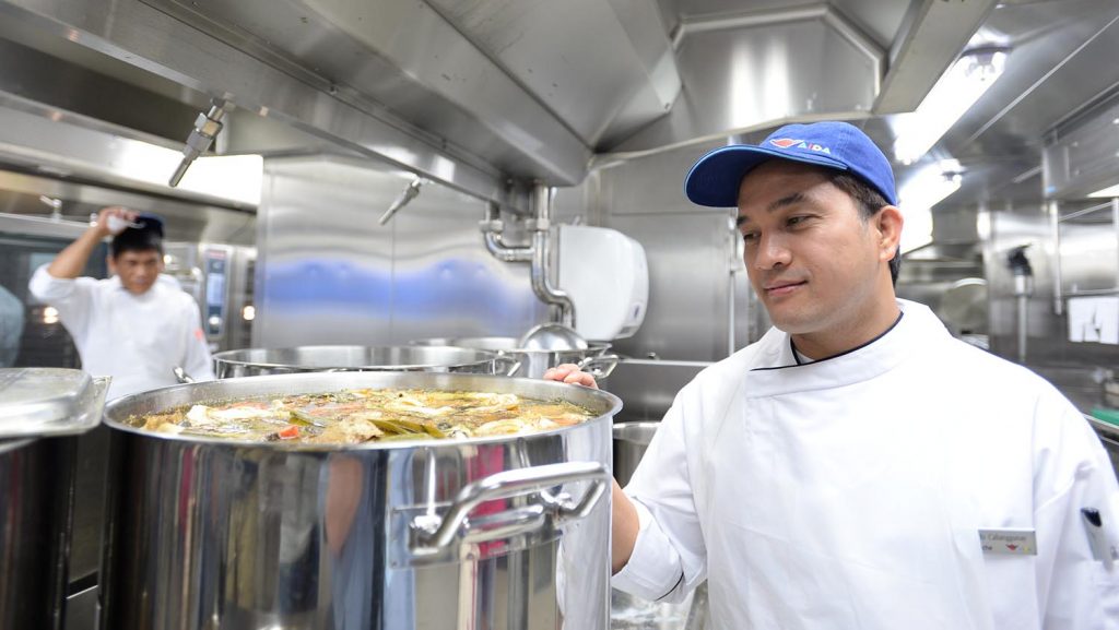 Cahanggunay ist auf der AIDAperla für die Suppen zuständig. Foto: lenthe/touristik-foto.de