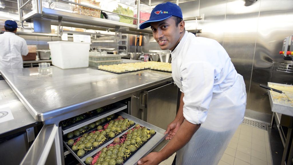 Alex Kurian arbeitet in der Küche an den leckern Desserts. Foto: lenthe/touristik-foto.de