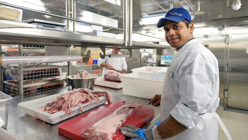 In der bordeigenen Fleischerei schwingt Shirodkar das Küchenmesser. Foto: lenthe/touristik-foto.de
