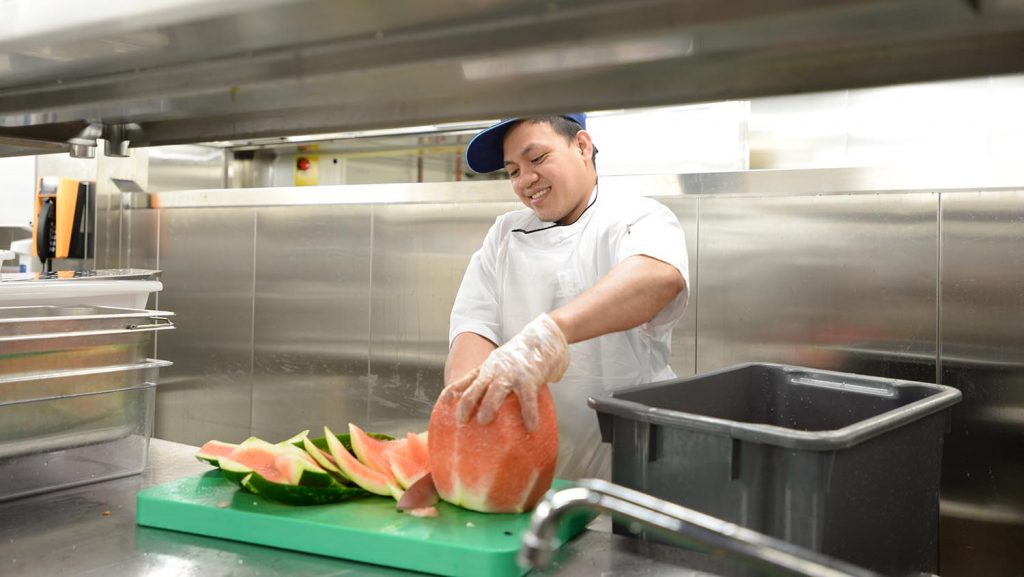 Einige Mitarbeiter kümmern sich in der Küche ausschließlich um das schnippeln, anrichten und schnitzen von Obst und Gemüse. Foto: lenthe/touristik-foto.de