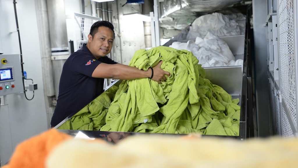 Er wäscht die dreckige Wäsche. An einem Tag mit Passagierwechsel kommen schnell sechs Tonnen zusammen. Foto: lenthe/touristik-foto.de