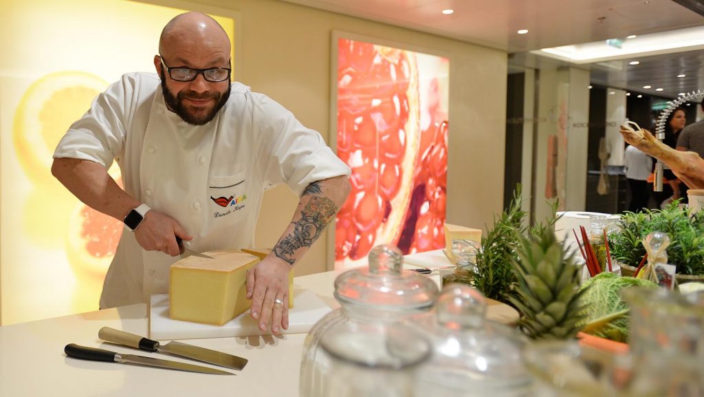 Danielo Kiepe arbeitet im Team der Kochschule von Tim Mälzer. Foto: lenthe/touristik-foto.de