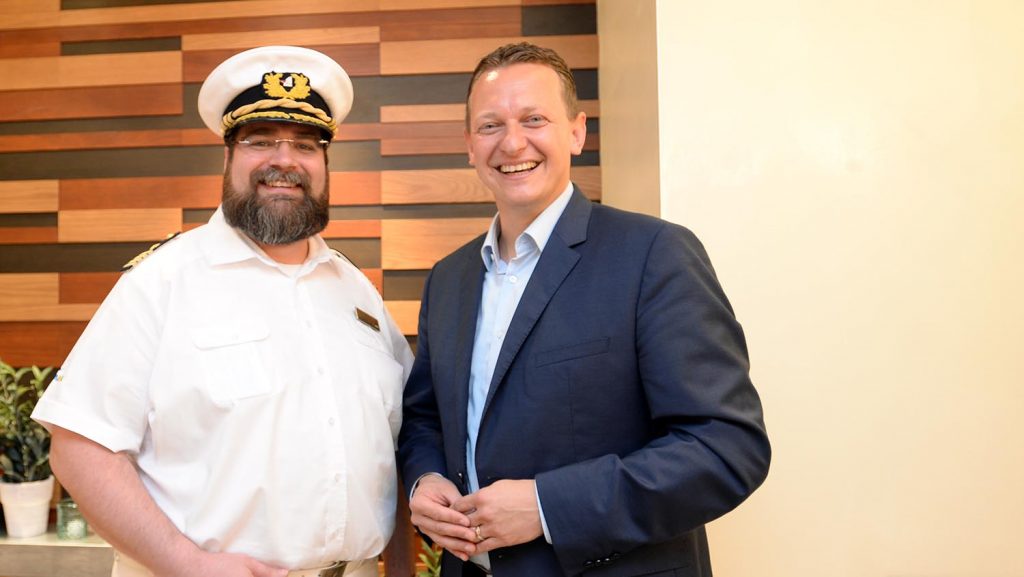 AIDAperla Kapitän und AIDA President Felix Eichorn sind bestens gelaunt. Am Mittwoch gibt es den Namen für den nächsten Flottenneubau. Foto: lenthe/touristik-foto.de
