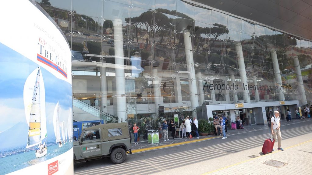 Heute morgen ab 11 Uhr kamen die ersten Reisebüromitarbeiter und auch wir am Aeroporto Internazionale di Napoli, dem internationalen Flughafen von Neapel, an. Foto: lenthe/touristik-foto.de