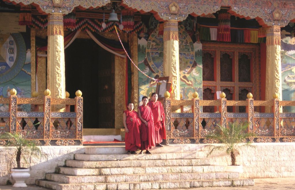Mönche vor Tempel in Bhutan. Foto: Aviation & Tourism International