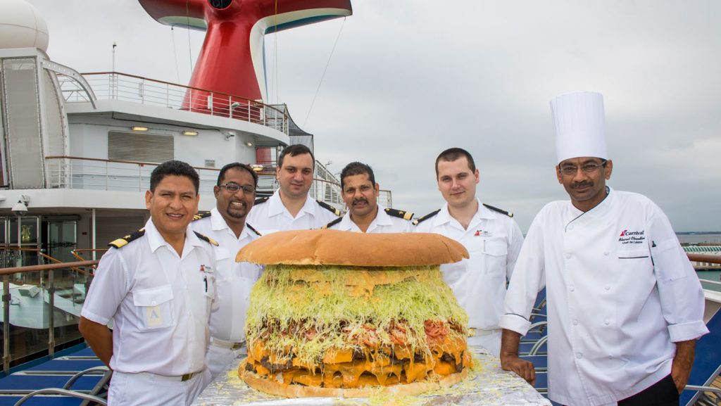 Stolz zeigen die Macher ihren Rekord-Hamburger. Foto: Carnival Corp.