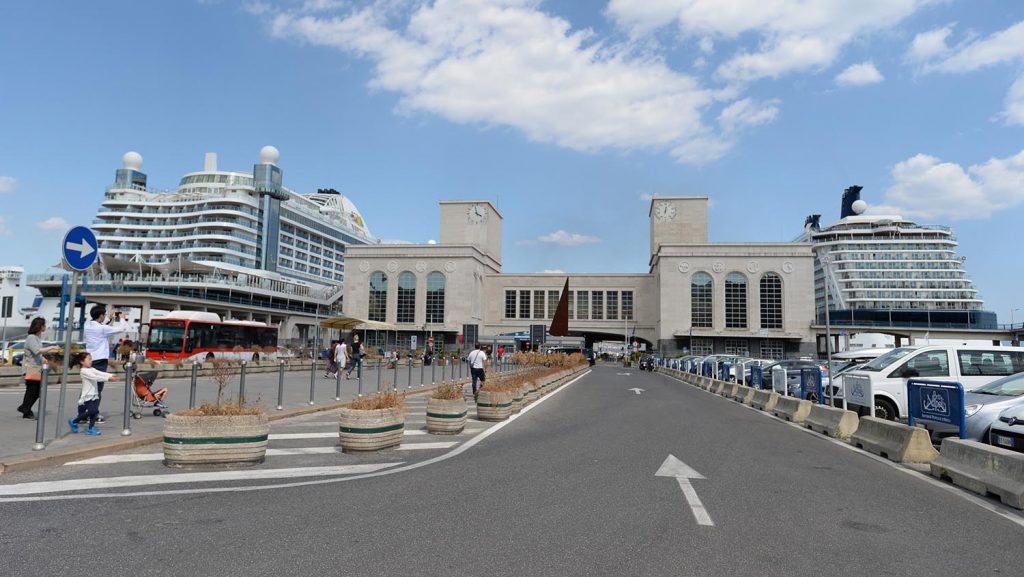 Die AIDAperla und die Celebrity Reflection liegen im Hafen von Neapel. Foto: lenthe/touristik-foto.de