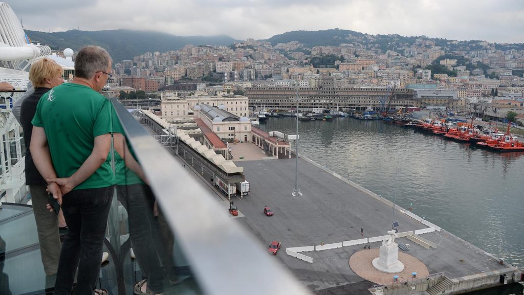 Am Cruiseterminal von Genua lag die AIDAperla um neun Uhr.