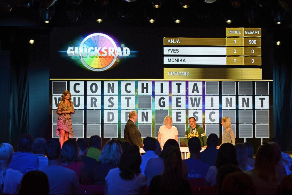 Ich möchte lösen: Zwei Expis und ein AIDA-Mitarbeiter waren die ersten Mitspieler. Stephan Hartmann moderierte die Premiere. Foto: lenthe/touristik-foto.de