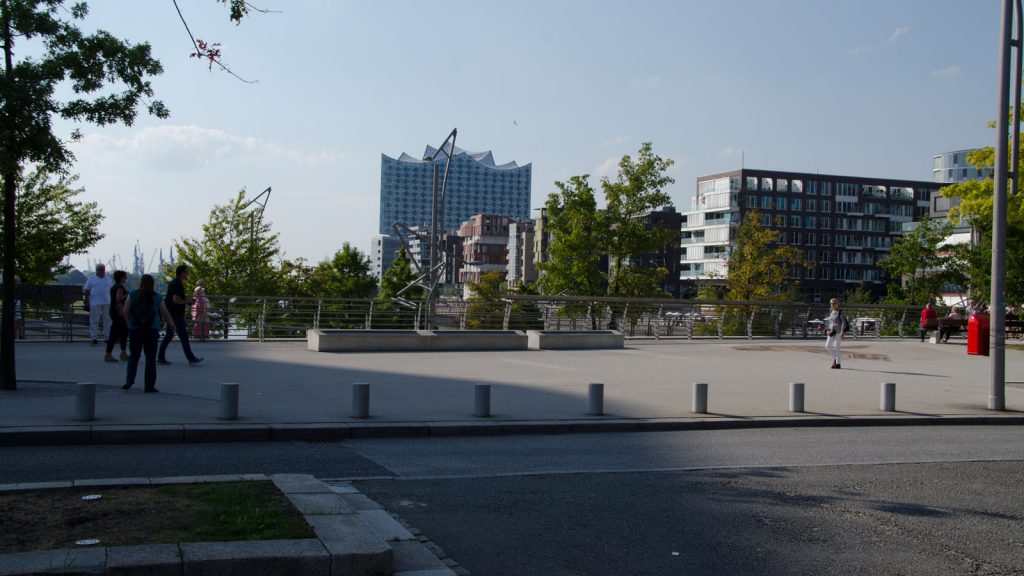 Direkt an der Elbphilharmonie in der Hafen City werden viele Straßen gesperrt. Foto: bergeest