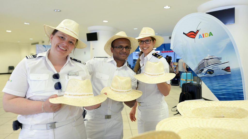 Sonnenhütte und Sonnenbrillen: Die Reise steht unter dem Motto AIDAperla - Mein Lieblingsplatz am Mittelmeer. Foto: lenthe/touristik-foto.de
