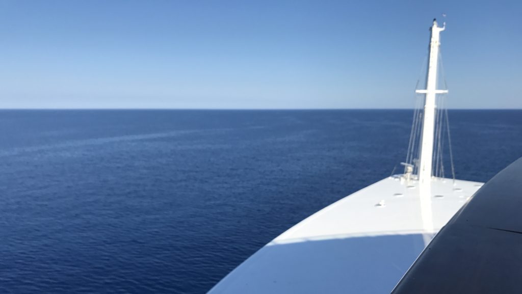 Guten Morgen, die Sonne lacht über AIDAperla und dem Mittelmeer.