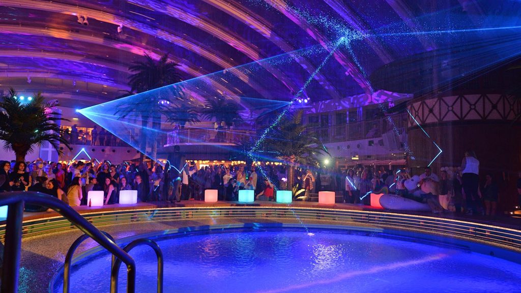 Laser trifft auf Wasserfall: Im Beachclub war am Abend Sail Away Party aus Neapel. Foto: lenthe/touristik-foto.de