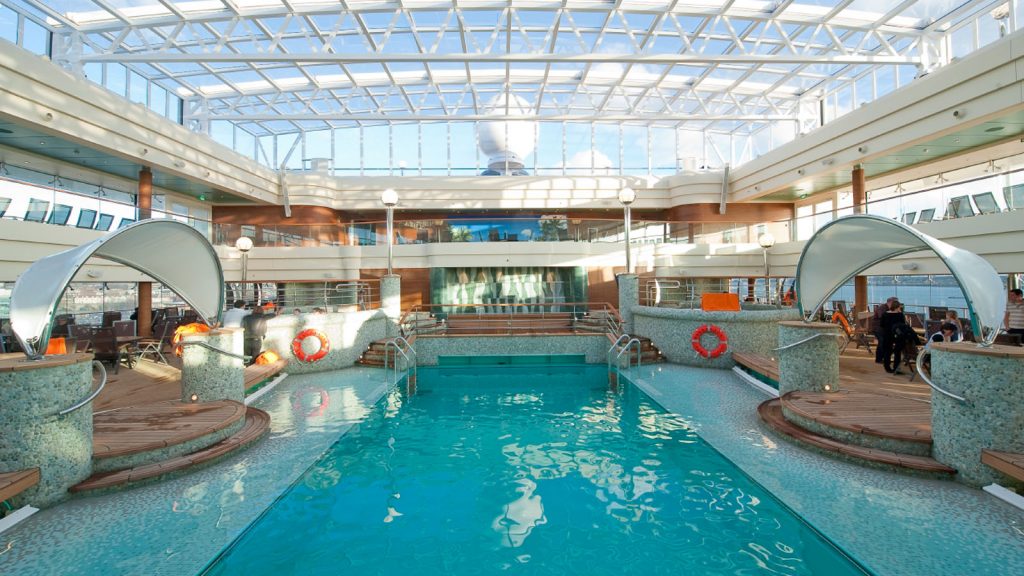 Der Pool-Bereich auf der MSC Magnifica. Foto: MSC Kreuzfahrten