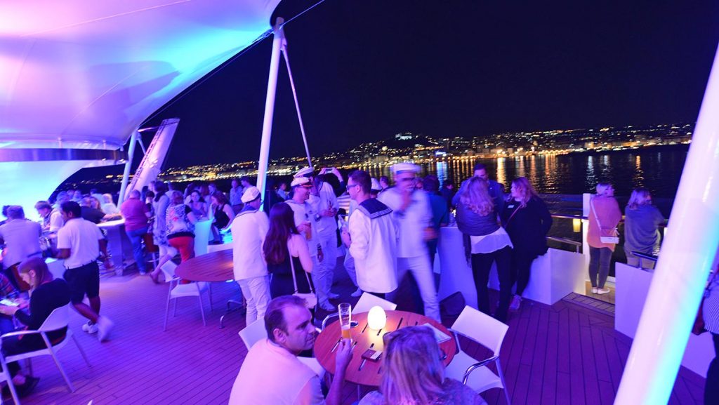 Das Auslaufen aus Neapel wurde gefeiert. Foto: lenthe/touristik-foto.de