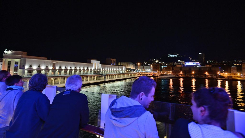 Das Auslaufen aus Neapel wurde gefeiert. Foto: lenthe/touristik-foto.de