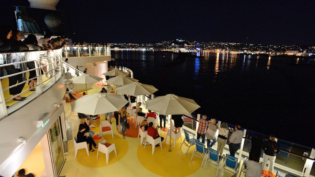 Das Auslaufen aus Neapel wurde gefeiert. Foto: lenthe/touristik-foto.de