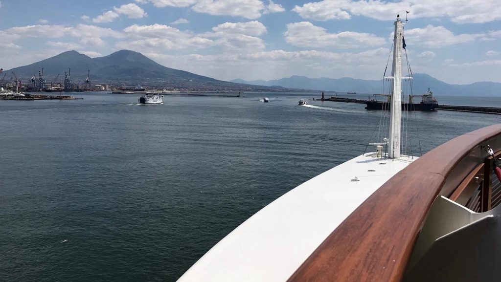 ... wie sich die expolnierte Lage am Bug des Schiffes auf die Aufenthaltsqualität der Veranda auswirkt: Stichwort Fahrtwind. Foto: lenthe/touristik-foto.de
