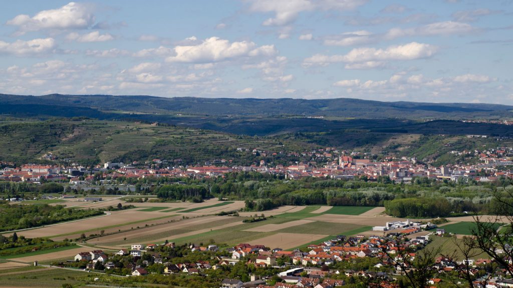 Blick vom Stift Göttweig auf Krems und Donau. Foto: bergeest