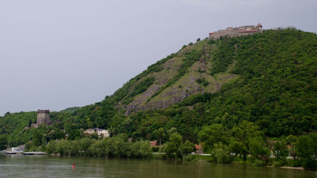 Der Salomon-Turm und die obere Burg an der Donau, kurz vor Budapest. Foto: bergeest