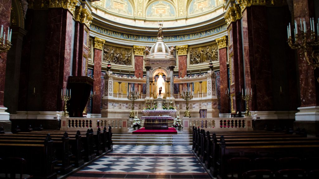Blick in die St. Stephan Basilika in Budapest. Foto: bergeest