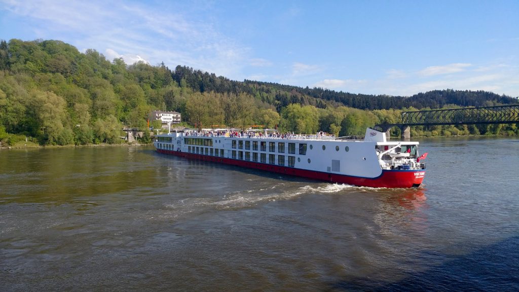 Die MS Viktoria legt ab und dreht auf der Donau. Foto: bergeest