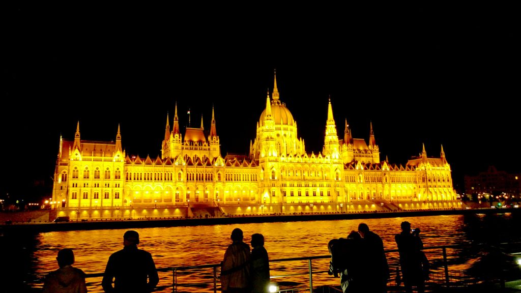 Das Parlament in Budapest - Hell erleuchtet. Foto: bergeest