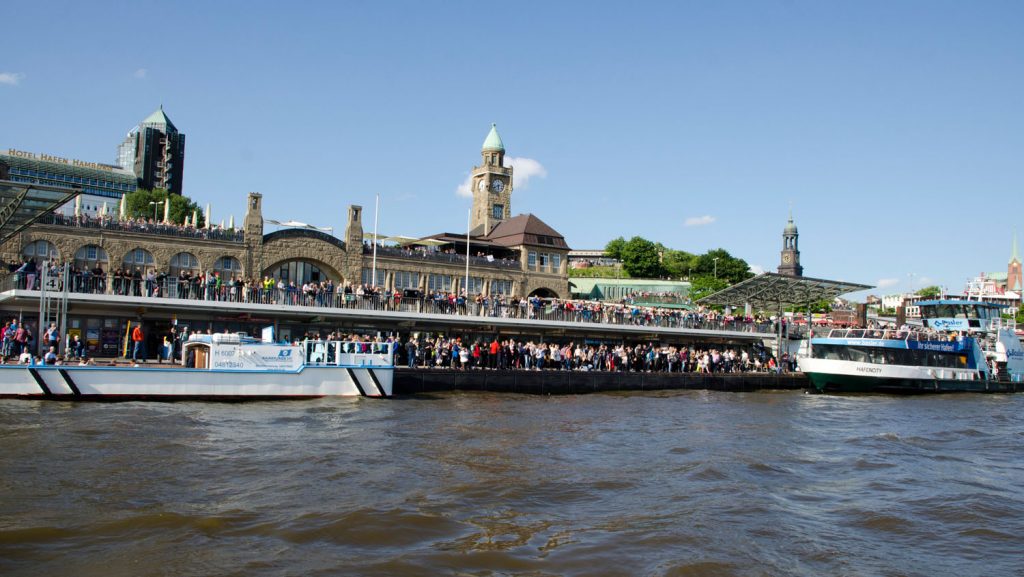 Nicht nur Hamburger, auch viele Touristen nutzten das tolle Wetter und standen an der Elbe. Hier bestaunten sie die Norwegian Jade vor traumhafter Kulisse. Foto: bergeest