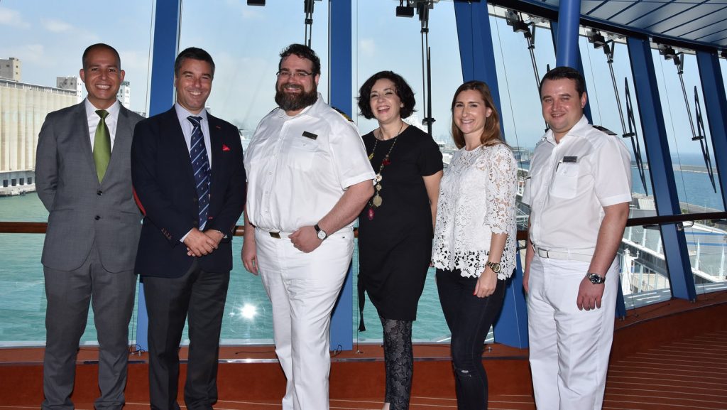 Plakettenübergabe an Bord der AIDAperla. Auf dem Bild: Vertreter der Stadt und des Hafens Barcelona gemeinsam mit Kapitän Boris Becker (mittig) und General Manager AIDAperla Nicolas Goelen (ganz rechts). Foto: AIDA Cruises