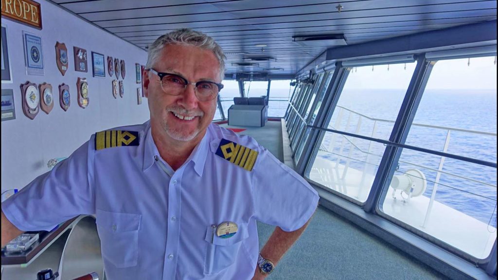 Immer gute Laune auf der Brücke. Kapitän Jonny, ein Norweger, liebt das Meer und sein Riesen-Schiff. Foto: ZDF