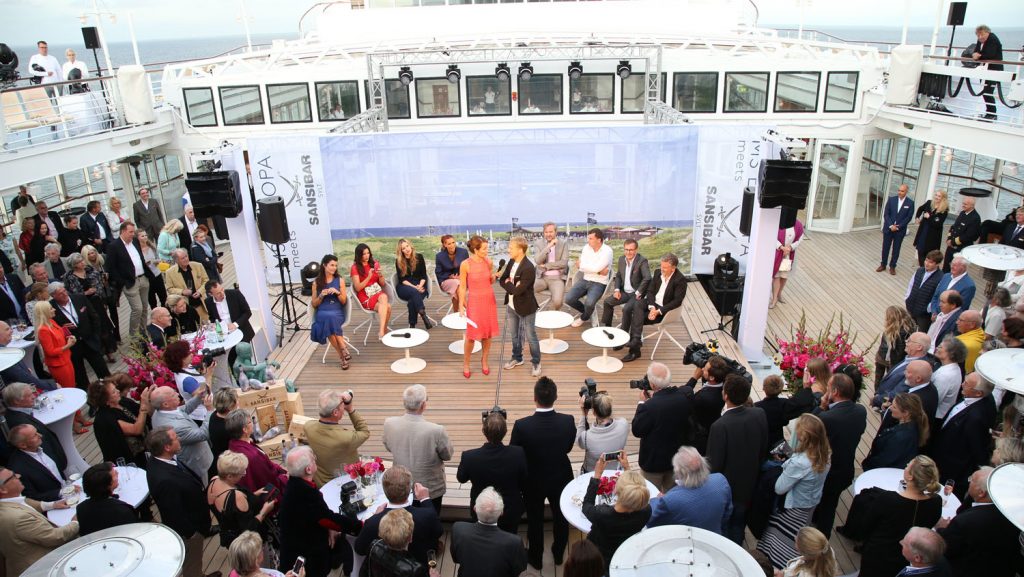 Der Poetry-Wettbewerb bei der MS Europa Meets Sansibar. Foto: Hapag-Lloyd Cruises/Peoplefotograf Marko Greitschus