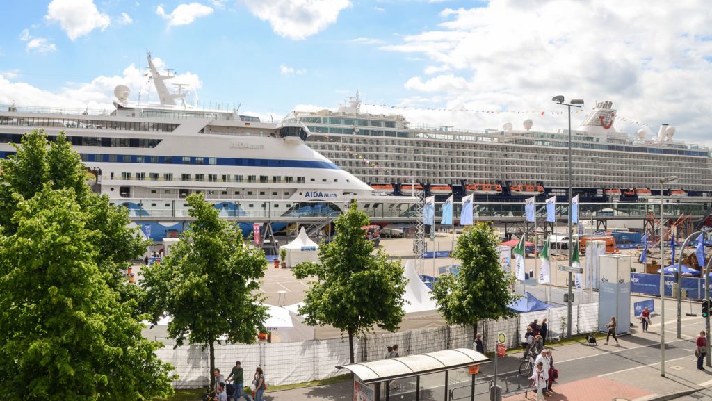 Die AIDAaura am Ostseekai in Kiel, im Hintergrund die Mein Schiff 4. Foto: bergeest