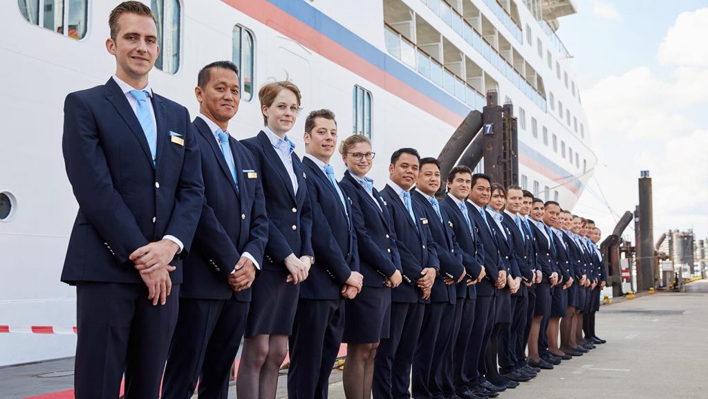 Die Crew wartet vor dem Schiff auf die Prominenten-Gäste. Foto: Hapag Lloyd Cruises