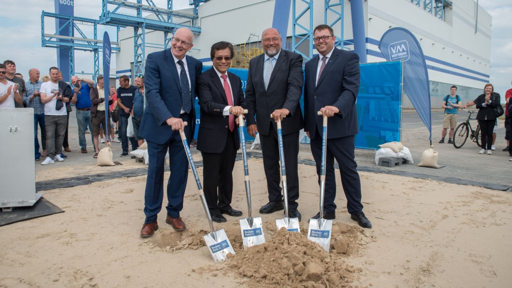 Der erste Spatenstich zur Erweiterung der Halle in Rostock. Foto: MV Werften