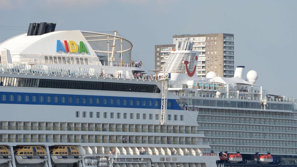 AIDA geht mit gutem Beispiel voran. TUI Cruises und andere Reederein müssen beim Landstrom nachlegen. Foto: André Lenthe