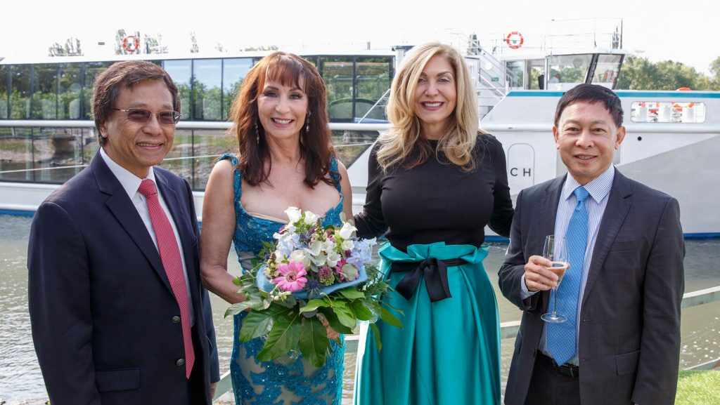 Tan Sri Lim Kok Thay, Chairman und CEO von Genting Hong Kong, Crystal Bach Taufpatin Anna-Maria Kaufmann, Crystal CEO und President Edie Rodriguez und Genting Hong Kong Group President Colin Au (v. l.) bei der Taufzeremonie der Crystal Bach in Rüdesheim. Foto: Crystal River Cruises