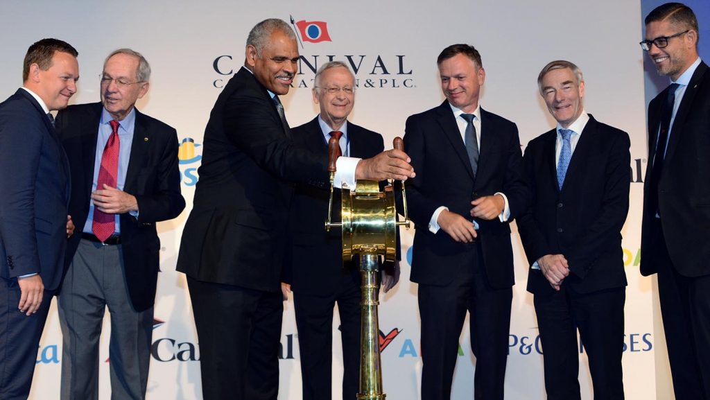 Mit einer symbolischen Aktion in Hamburg wurde die AIDAnova in Papenburg auf Kiel gelegt. Foto: lenthe/touristik-foto.de