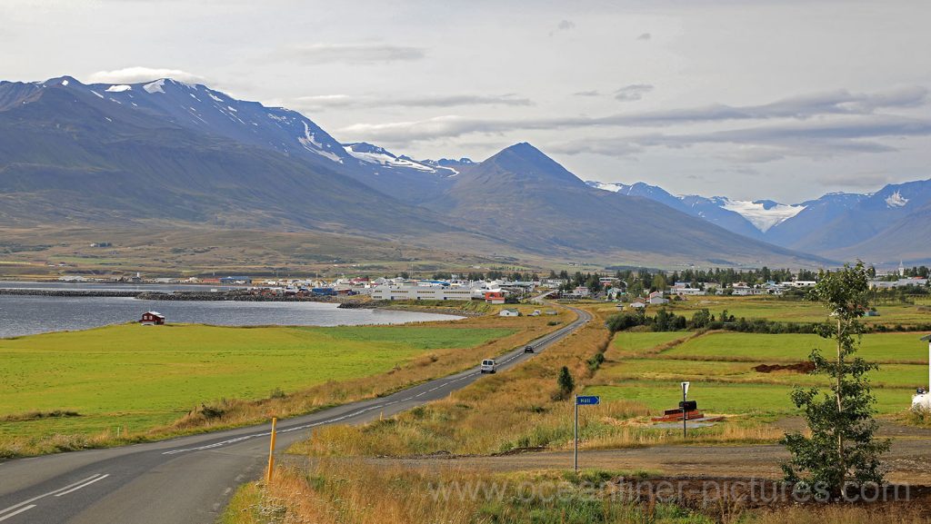 Blick auf Akureyri von der Landstraße 82 auf Island. Foto: Oliver Asmussen/oceanliner-pictures.com