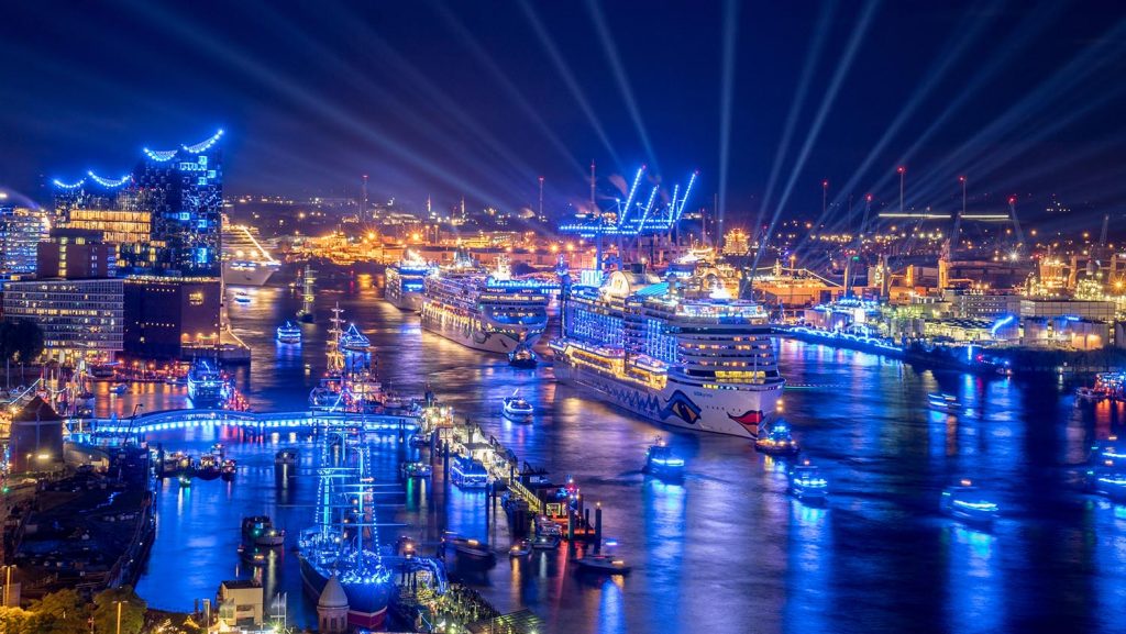 Die große Schiffsparade am Samstagabend. Foto: obs/Hamburg Cruise Days/Christian Lietzmann