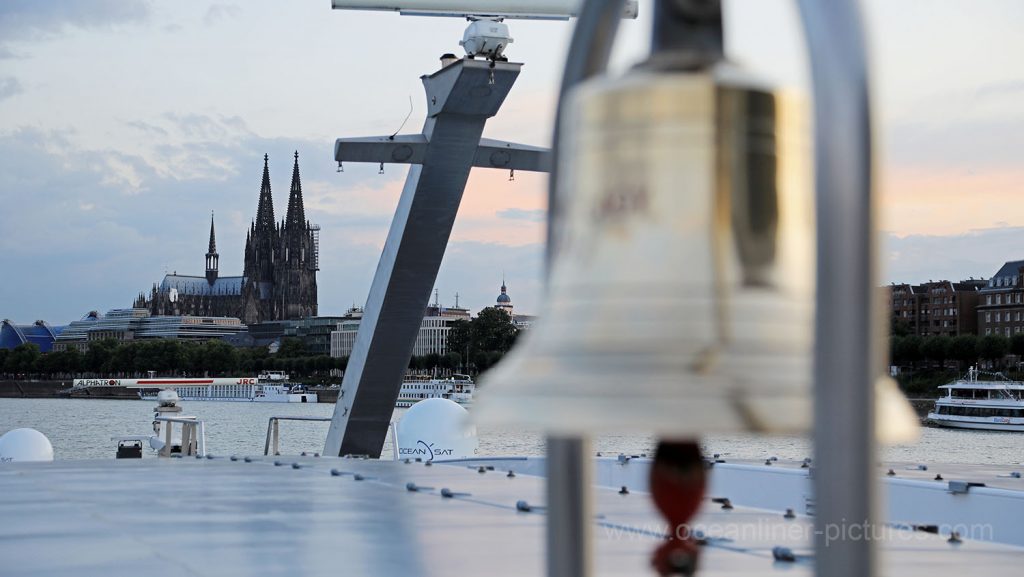 MS Elegant Lady Schiffglocke und Kölner Dom. Foto: Oliver Asmussen/oceanliner-pictures.com