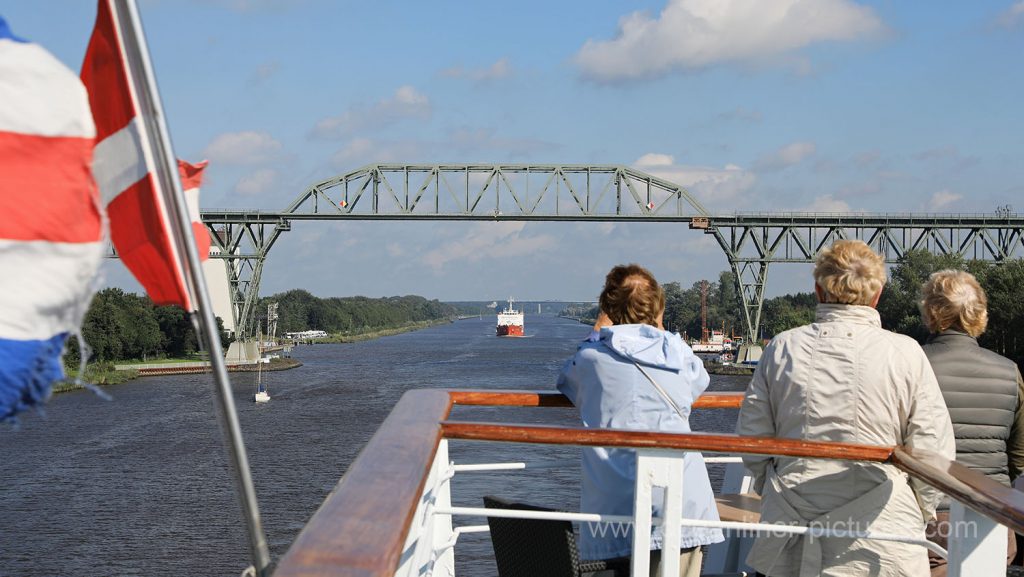 MS Ocean Majesty hinter Eisenbahnbrücke Hochdonn am Nord-Ostsee-Kanal. Foto: Oliver Asmussen/oceanliner-pictures.com