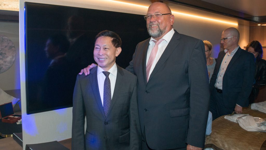 Colin Au, Genting Hong Kong Group President, und Wirtschaftsminister Harry Glawe. Foto: MV Werften