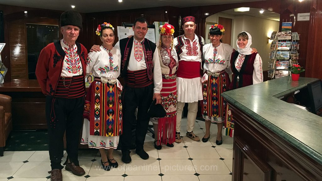 Teil der Crew Elegant Lady Bulgarischer Abend. Foto: Oliver Asmussen/oceanliner-pictures.com