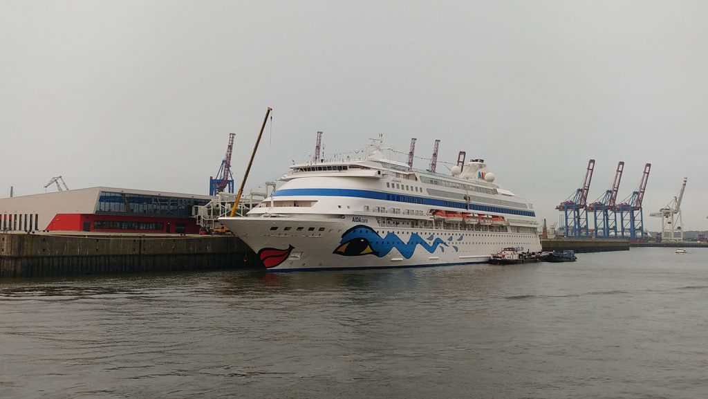 Am Nachmittag wurde das Schiff in Steinwerder beladen und die Gäste stiegen ein. Foto: Norman Bergeest