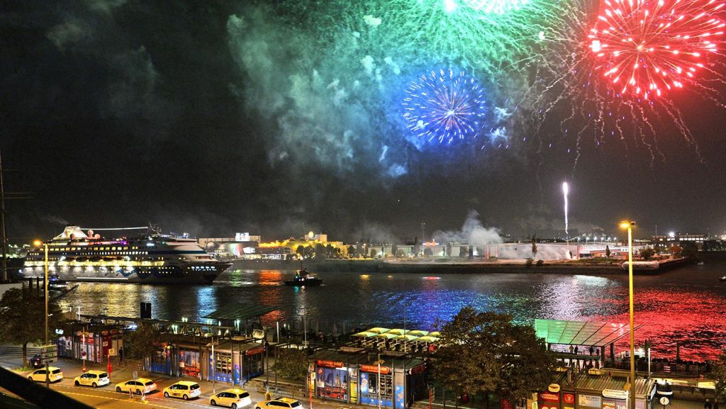 Die AIDAcara wird mit einem Feuerwerk auf Weltreise verabschiedet. Foto: André Lenthe